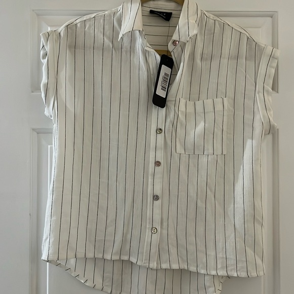 NWT Women’s Vici Button Down Shirt XS - Picture 1 of 3